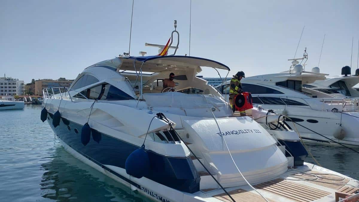 061 attends a woman affected in Ibiza by potassium from a yacht’s firefighting system