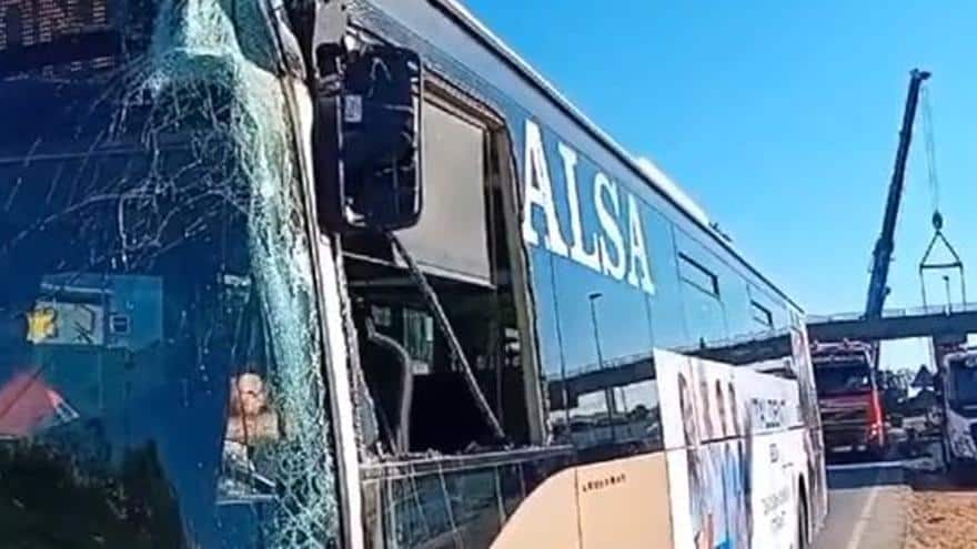 A bus full of passengers crashes into a crane on Avenida de la Paz in Ibiza