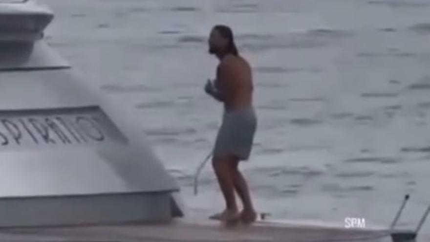 Maluma’s ‘forbidden steps’ on a yacht in Ibiza