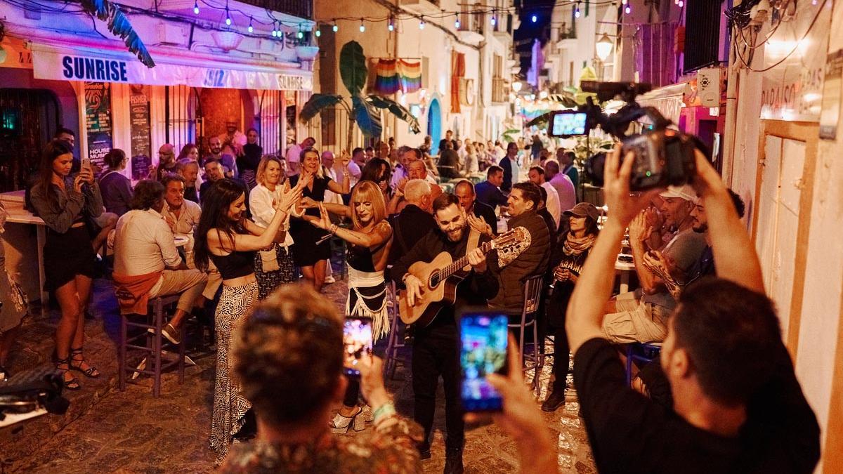 B Jones claims “gypsy and rumba Ibiza” to the rhythm of ‘Bamboléo’