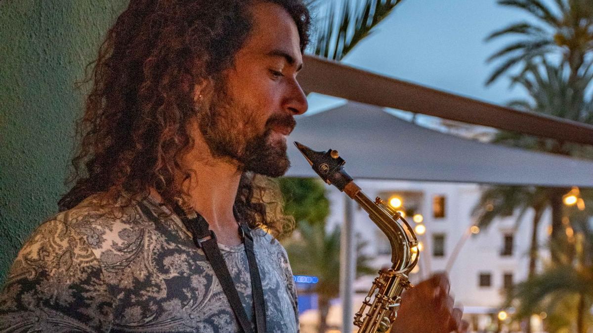 A musical improvisation at the Museum of Contemporary Art of Ibiza inspired by the floral universe of Santi Moix