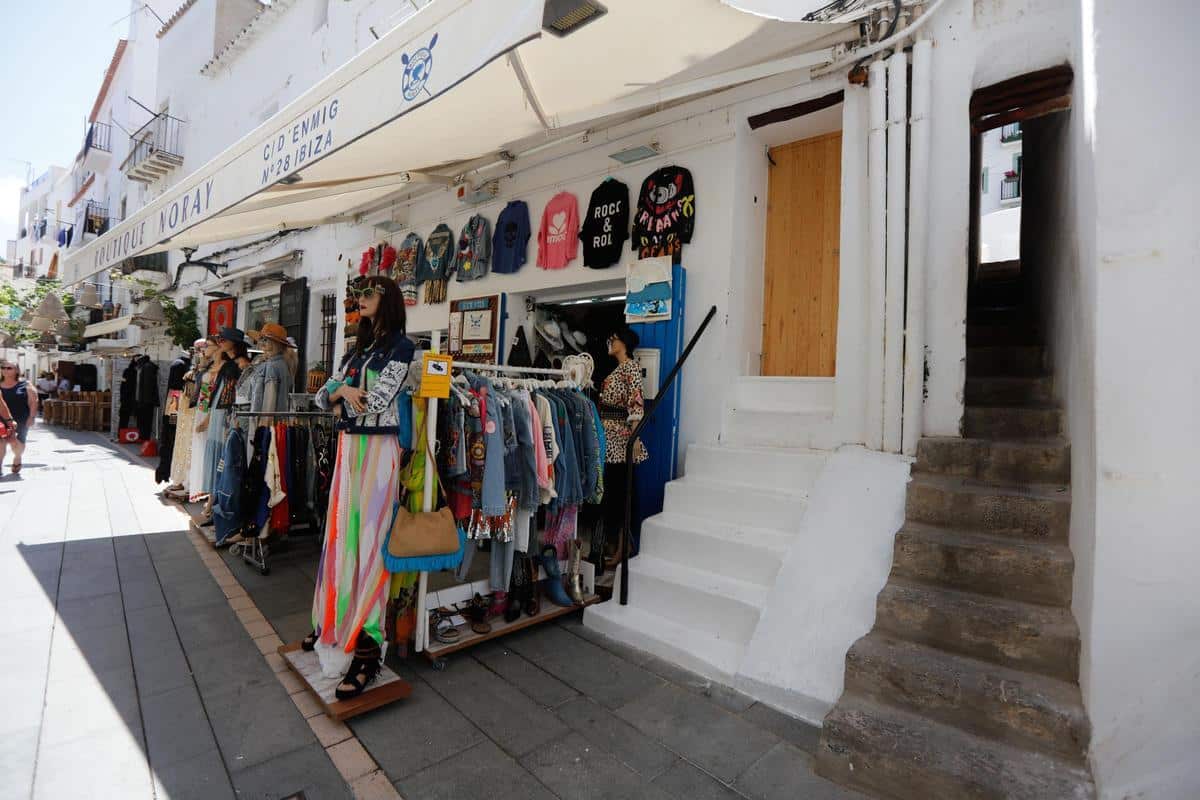 Alleyway that until a few days ago connected carrer d'Enmig with carrer de la Virgen
