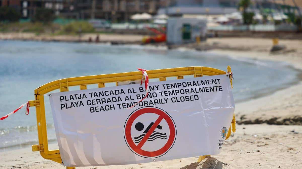 Punta Xinxó beach has been closed for a week due to a fecal spill