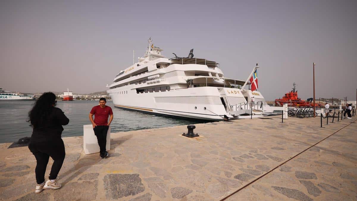 The incredible and tragic love story behind the luxury yacht ‘Lady Moura’