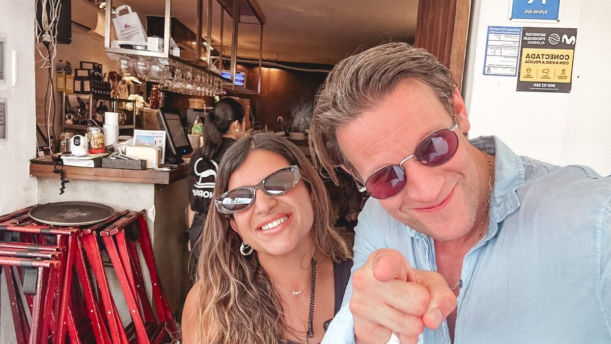 Matt Smith, actor in ‘House of the Dragon’, in a restaurant in the port of Ibiza with a fan