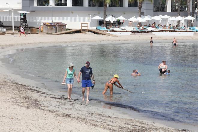 Punta Xinxó beach reopens and warns of another possible spill on the same day