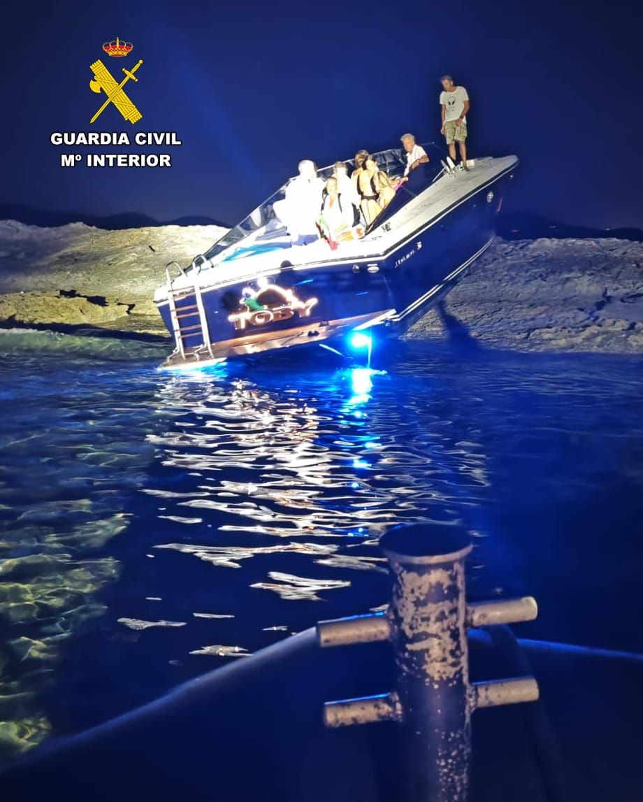 La lancha, subida al islote.