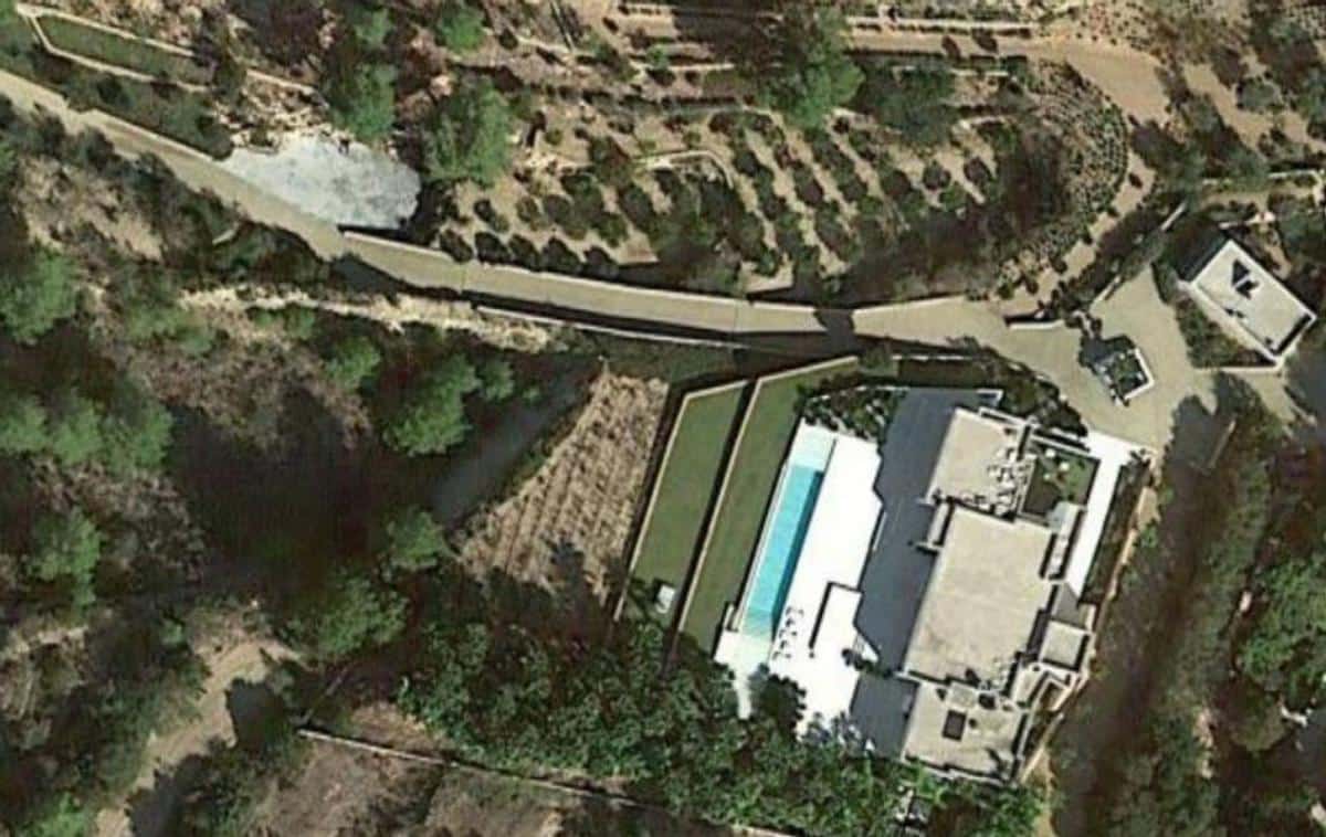 The villa and, above, the area of the earthworks. | GOOGLE MAPS