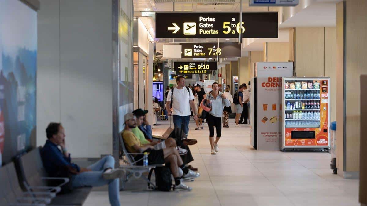 Ibiza airport receives planes diverted from Palma by the storm