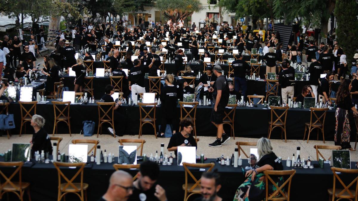 Guinness Record in Ibiza for the largest number of people combing their hair at the same time