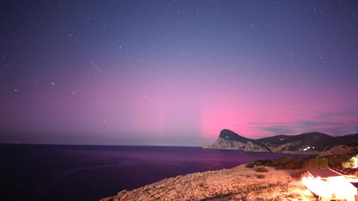 A new aurora borealis illuminates Ibiza’s sky