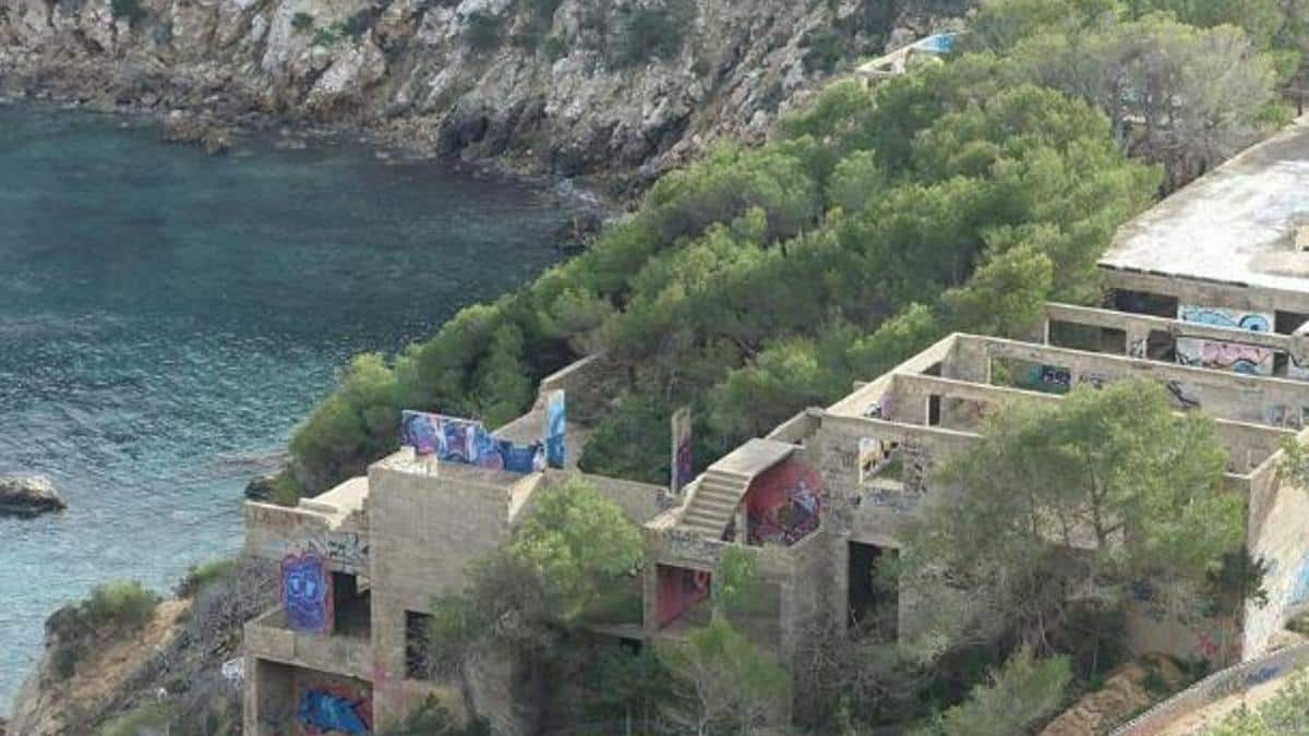 The coast of Cala d’en Serra is sold for 300,000 euros
