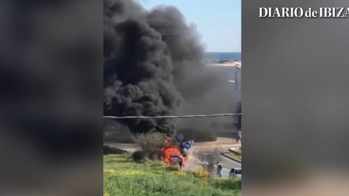 A car burns while driving in Santa Eulària