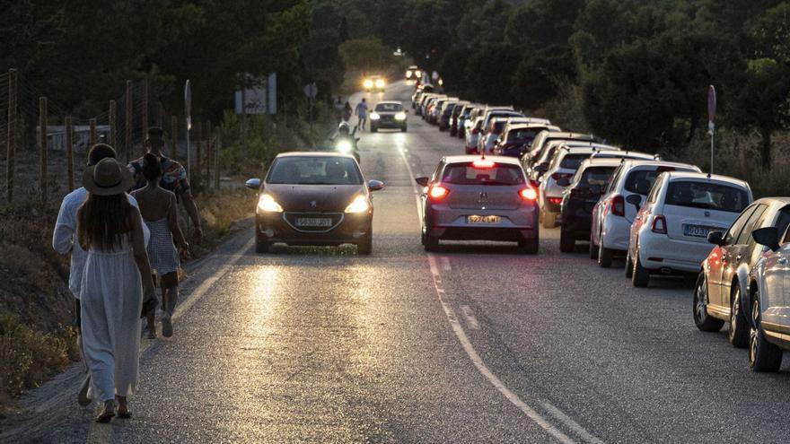 Fines of 3,000 euros for parking on the road to Cala d’Hort