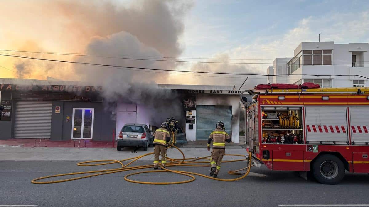 Controlled the fire that has destroyed a commercial premises in Sant Jordi