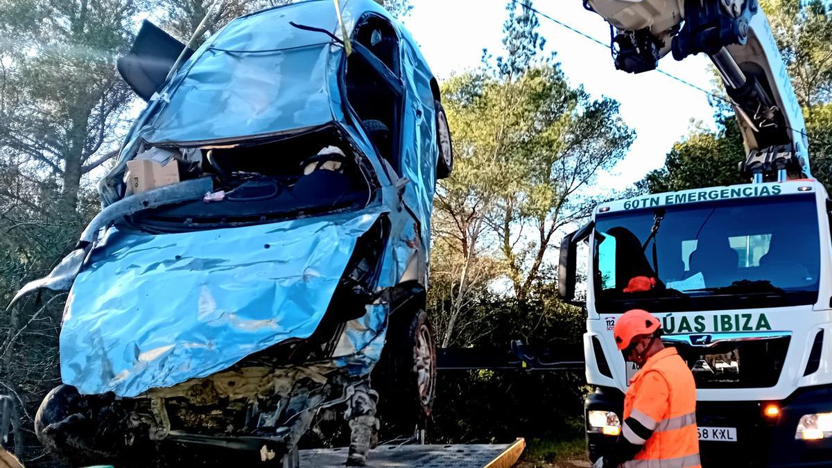Brutal accident on the road to Cala Llonga: eight meters of unevenness and several somersaults