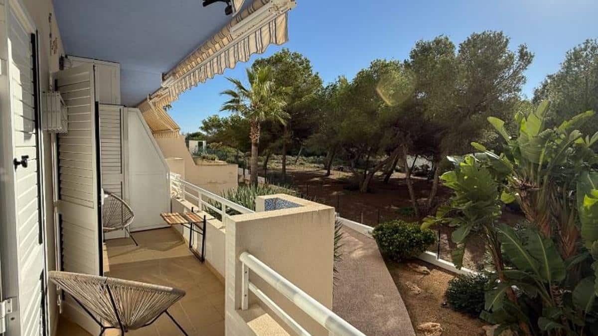 Opportunity in Ibiza: apartment with pool and beachfront for 340.000 euros