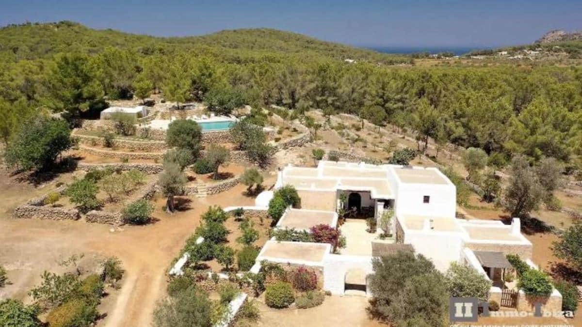 This is the price of a country house in Ibiza with helipad