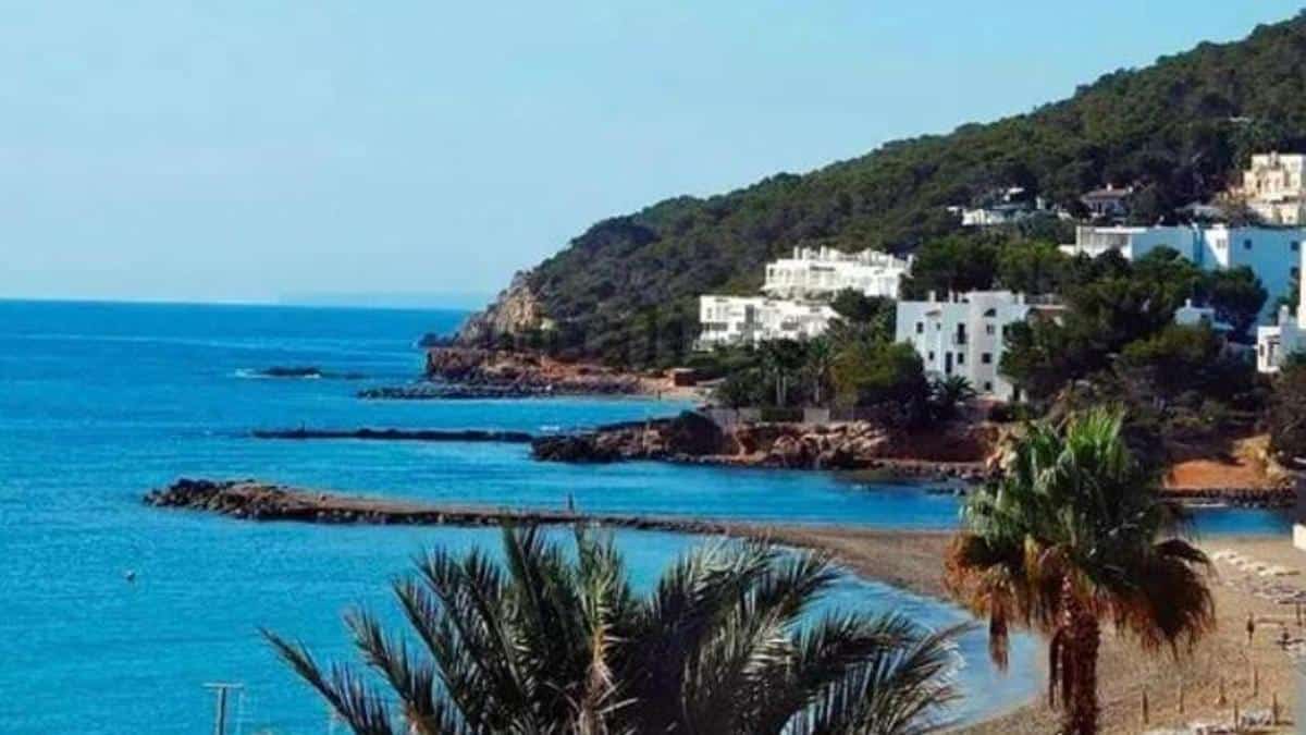 This is how much it costs to buy an apartment with sea views in Santa Eulària