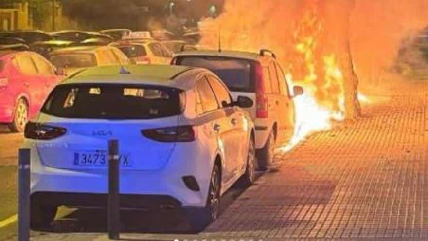 Eight garbage containers and 12 vehicles burned in two streets of es Viver