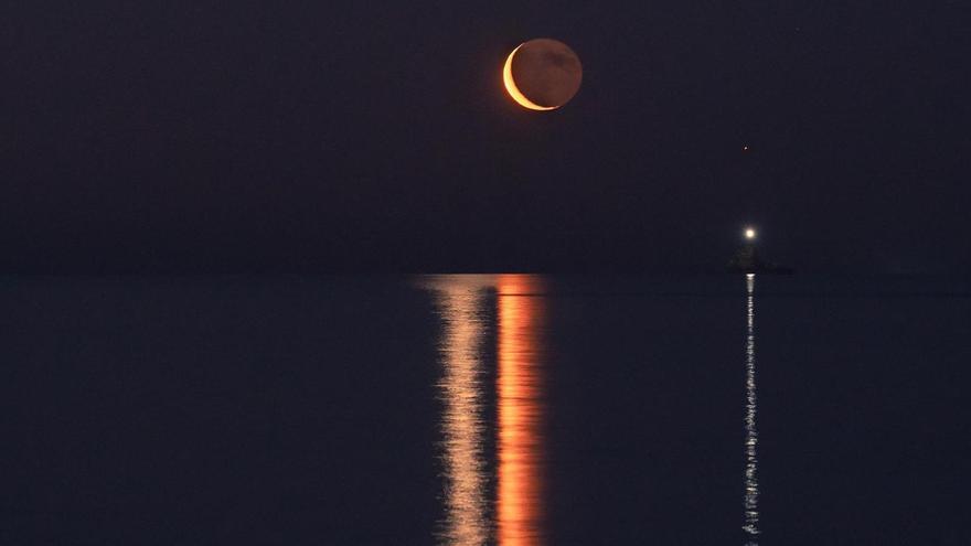 Spectacular image of Venus, the Moon and Saturn captured from Ibiza