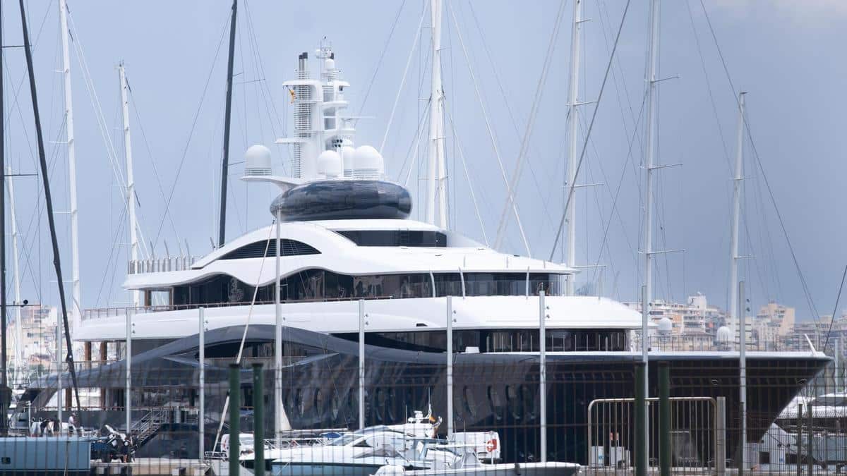 Mark Zuckerberg’s and Jeff Bezos’ mega-yachts match and rival in opulence in Mallorca