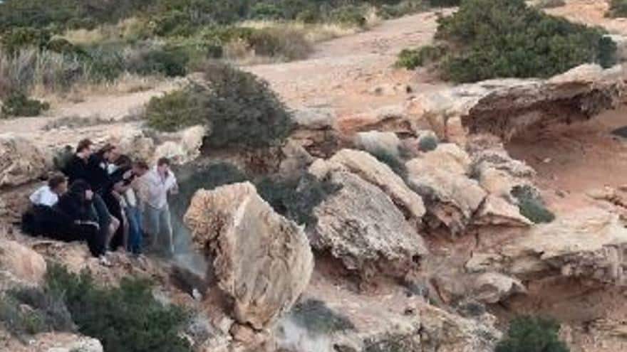 Guardia Civil warns: those who throw stones in Ibiza risk a huge fine