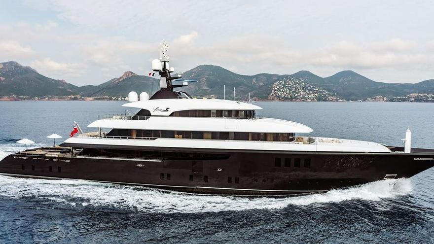 The superyacht ‘Loon’, which is rented for more than 500,000 euros per week and belongs to this American billionaire, docks in Ibiza