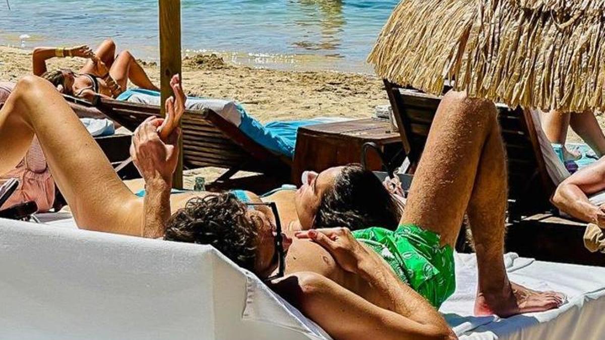 Valentino Rossi, bath and hammock in Ibiza