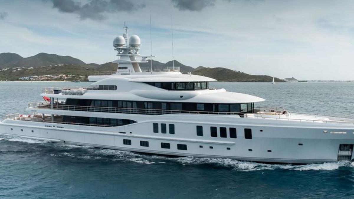 The ‘golden bachelor’ arrives in Ibiza with his 100 million superyacht