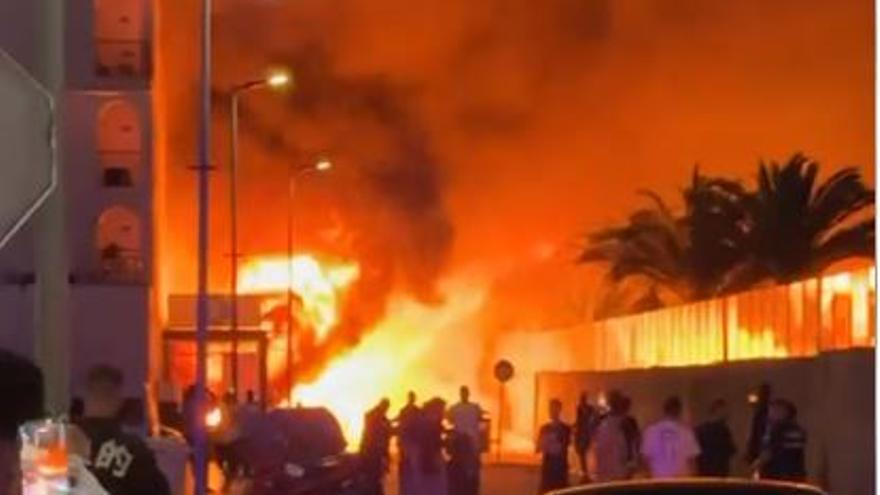 A large fire burns several premises in a leisure area in Ibiza
