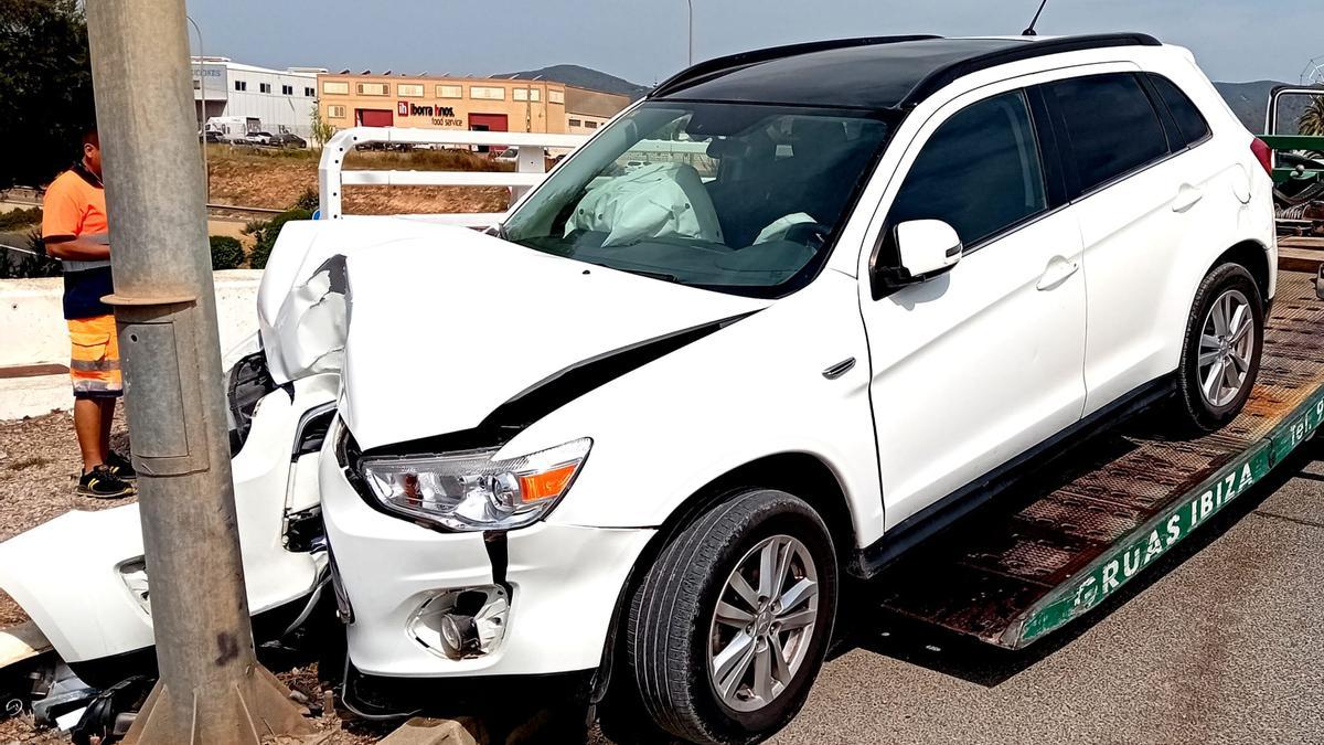 Crash into a lamppost at a traffic circle in Ibiza and flee before emergency services arrive