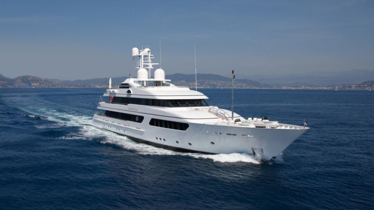 The magnificent story of the owner of this superyacht that has arrived in Ibiza: he made his fortune in horse racing