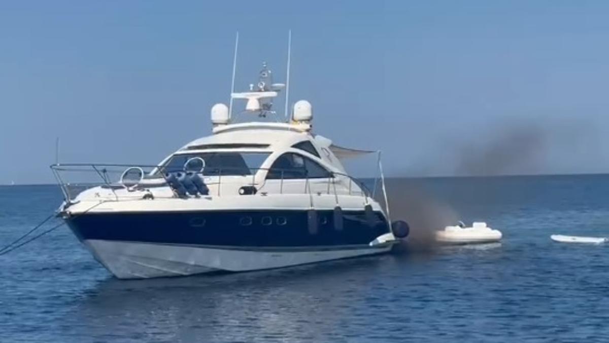 Smoke in the area of s’Espalmador due to a breakdown in a motorboat