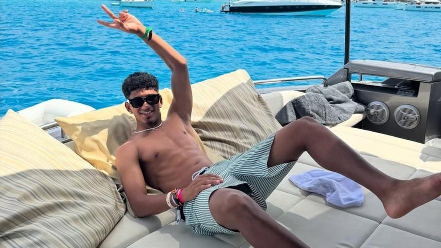 Adu Ares remembers his trip to Ibiza with nostalgia