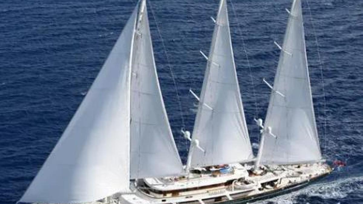 The yacht of the tycoon who hired Steve Jobs and fired him arrives to Ibiza