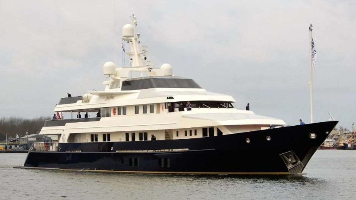 Lady Esther, the mega yacht that a former Real Madrid president has bought for 40 million to honor his wife is in Ibiza