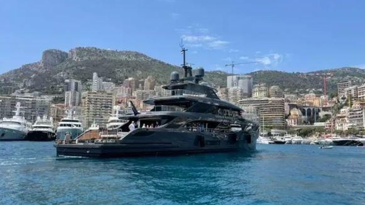 beach club’, infinity pool…: this is the luxury yacht of the Ferrari lover who is now in Ibiza