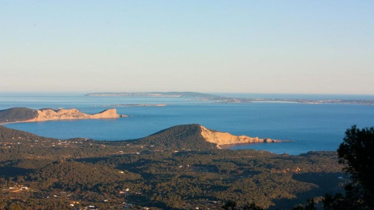 The highest point of Ibiza: it offers panoramic views, ideal for watching the sunset and has a defensive history