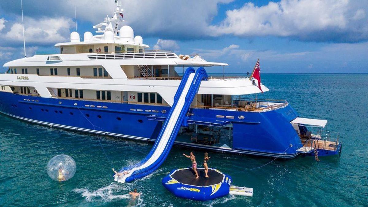 Laurel yacht arrives in Ibiza: it costs 525,000 euros a week and its owner worked hand in hand with Bill Clinton