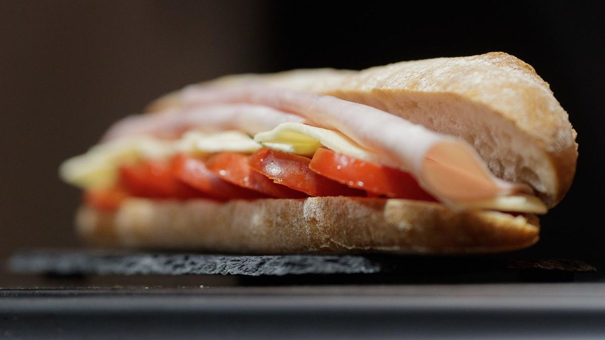 Spanish tradition: three must-stop places to buy snacks to take to the beach in Ibiza