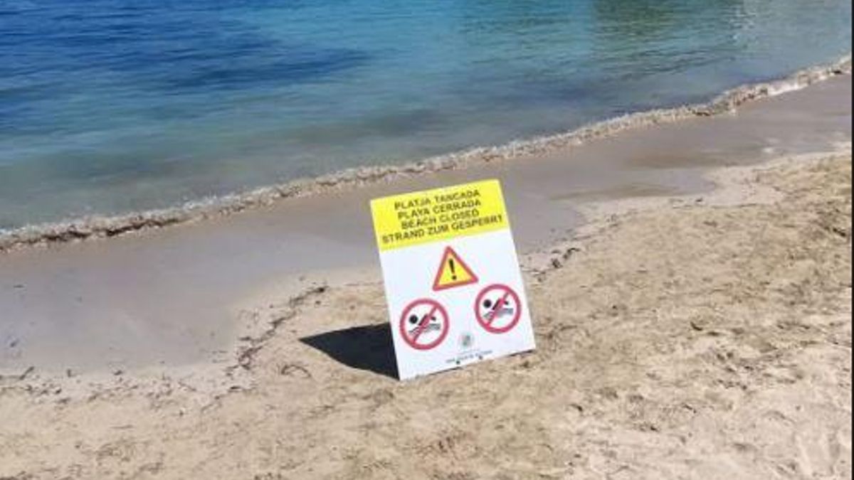 Another Ibiza beach closed to bathing due to gasoline spill