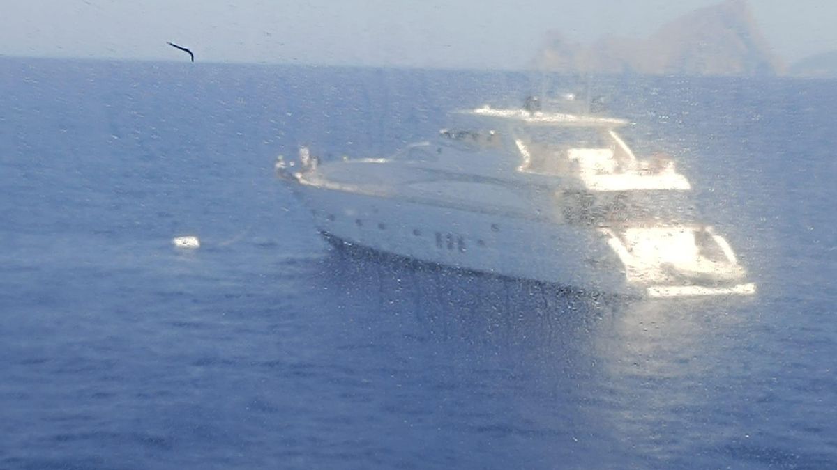 Seven crew members of a private boat evacuated due to a fire on board off es Vedrà