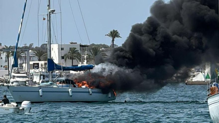 Spectacular fire in a sailboat near the port of Formentera, in the Natural Park of ses Salines
