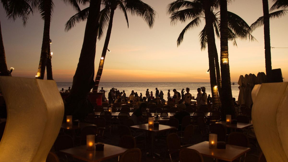 Restaurants where the night starts early: dinner, music and party in Ibiza