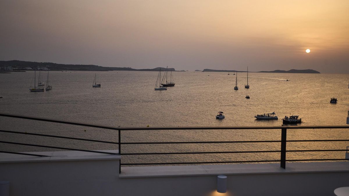 A rooftop overlooking Ibiza’s sunset: this was the opening of Vibra Yamm