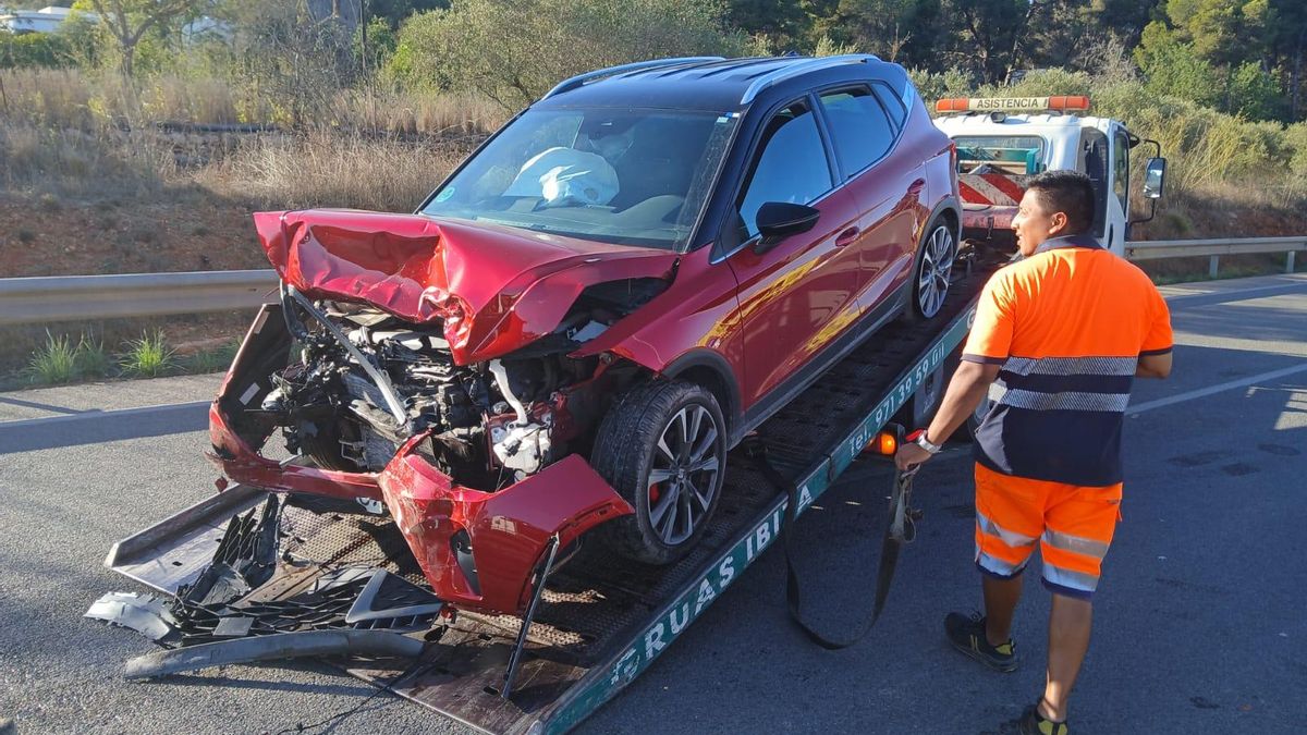 Two cars are total loss after an accident in Sant Llorenç