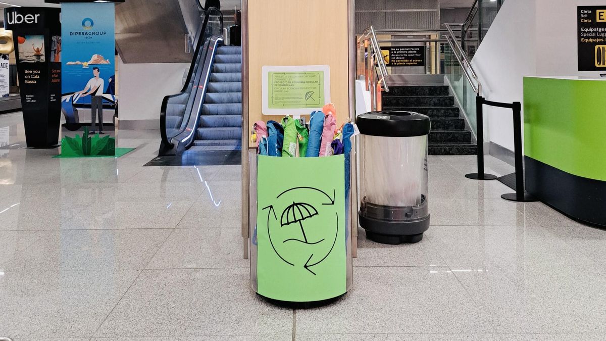 Free second-hand umbrellas for tourists arriving at Ibiza airport