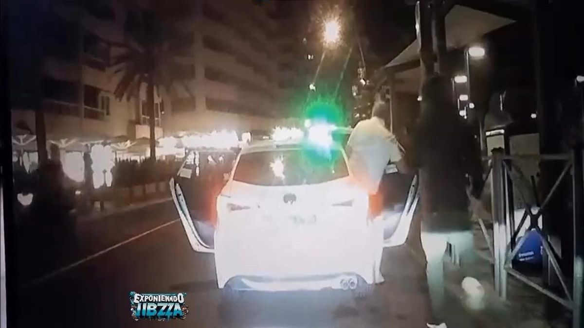 Spectacular robbery in Ibiza: a hooded man chases a man, robs him in a cab and runs away