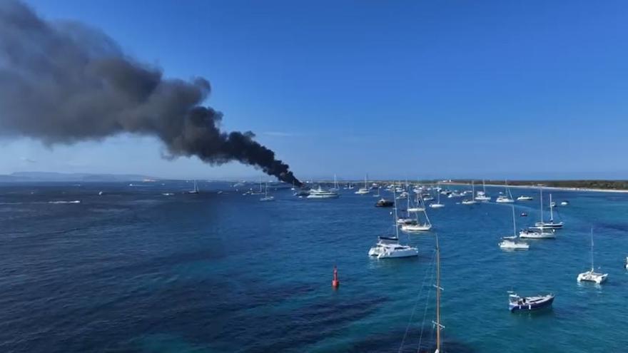 Yacht burns in Formentera